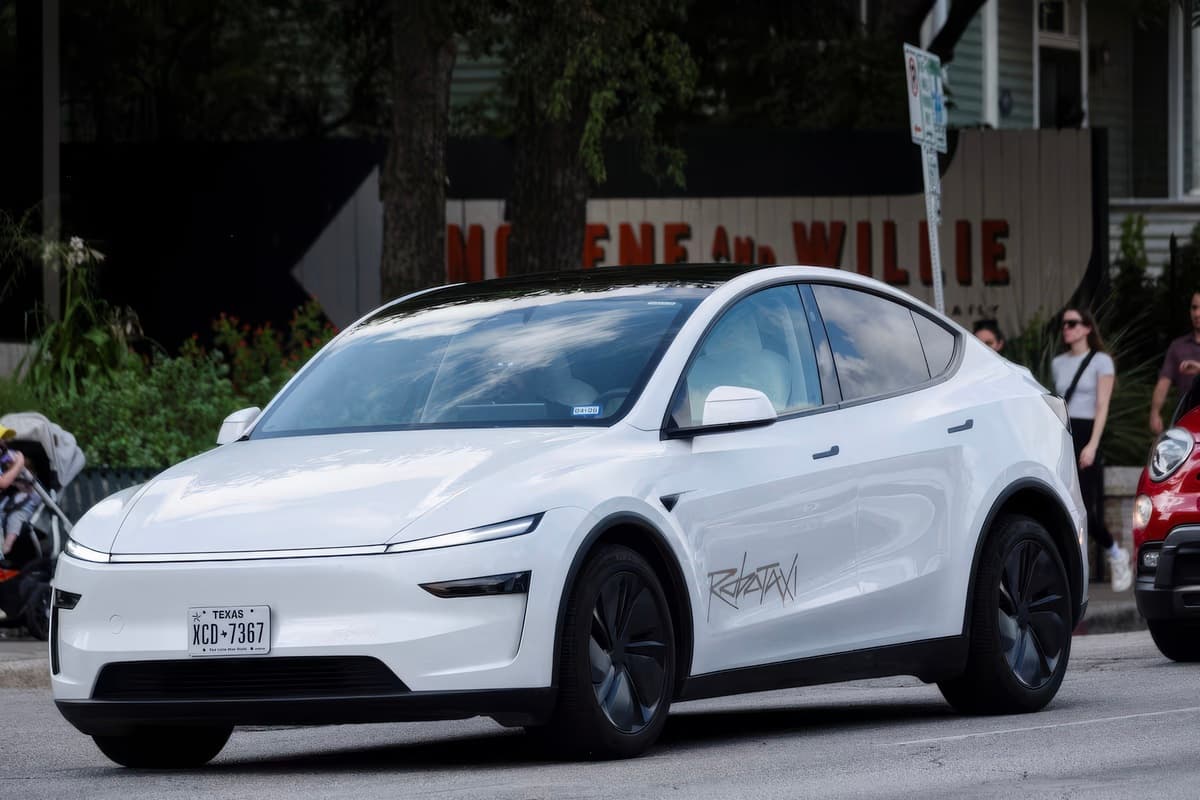 Tesla Texasda robot taksi xidməti üçün lisenziya aldı — Yeni qanun sürücüsüz avtomobillərə əlavə tələblər qoyur