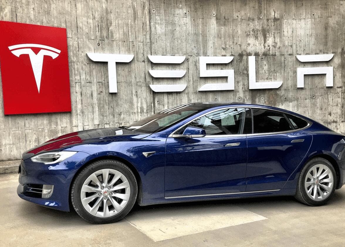 Tesla Çində avtomobillərinə yerli süni intellekt köməkçiləri əlavə edir