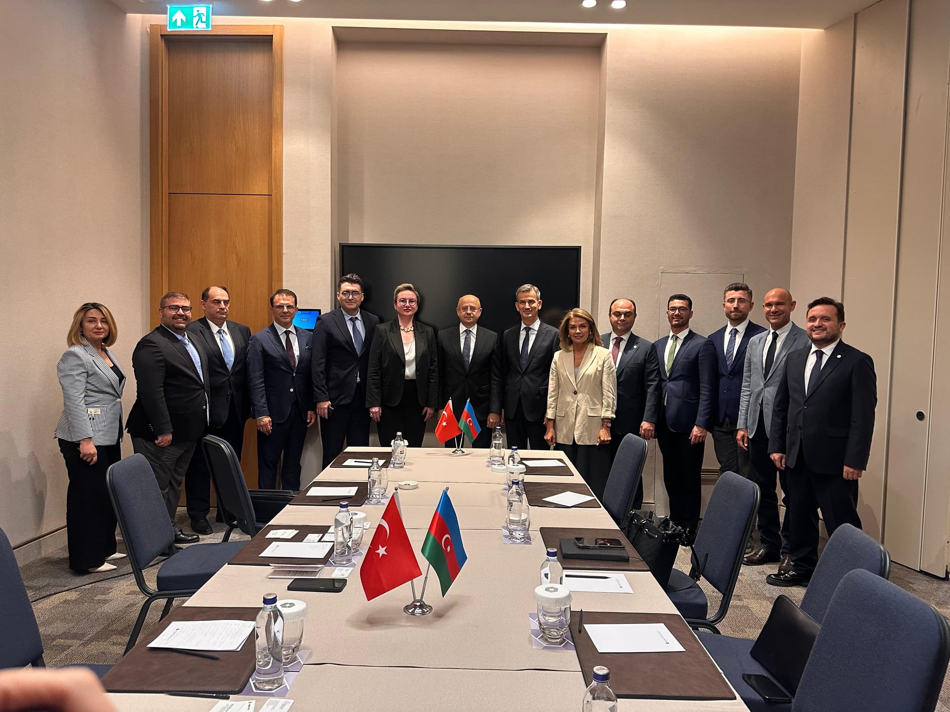 İzmirdə külək enerjisi şirkətləri ilə əməkdaşlıq imkanları müzakirə edilib