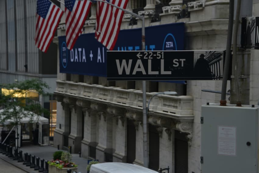 Wall Street, ABŞ iqtisadiyyatının zəifləməsi ilə bağlı narahatlıqlar səbəbiylə cümə günü düşdü