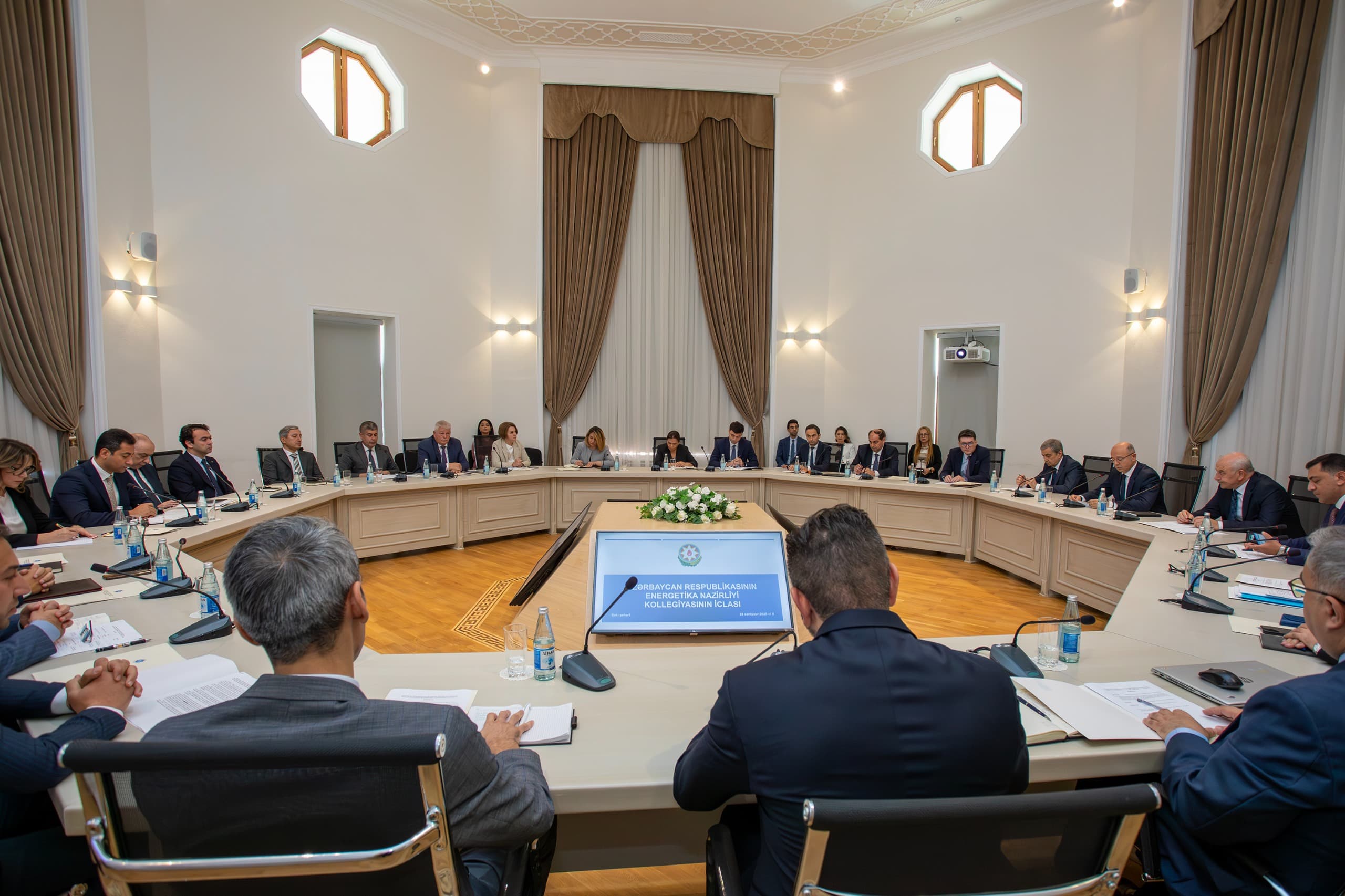 Energetika Nazirliyində “yaşıl enerji” və strateji layihələrin icrası müzakirə olunub