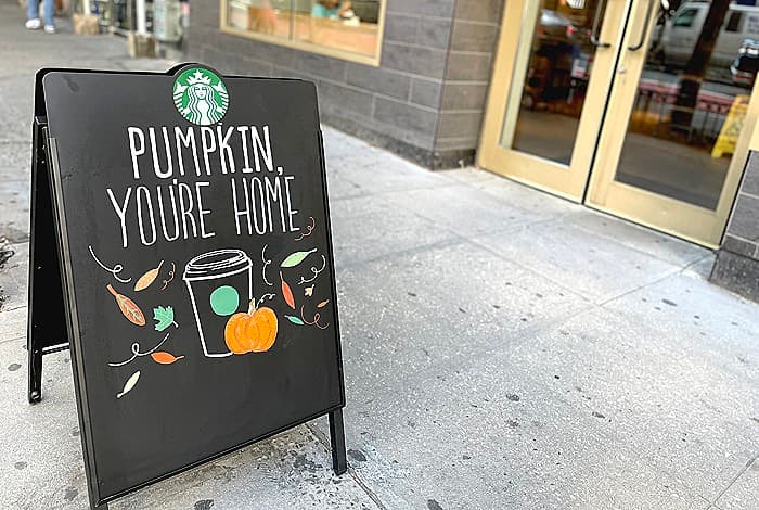 Starbucks Şimali Amerikada mağazalarının 1%-ni bağlayacaq və 900 işçini ixtisar edəcək.