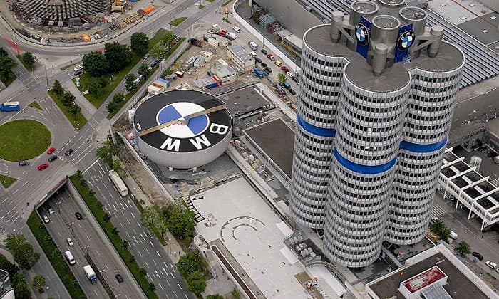 BMW 2025 Proqnozunu Aşağı Salıb