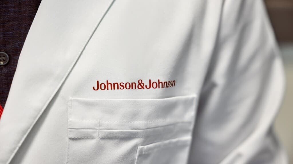 Johnson & Johnson biofarmasevtik şirkəti almaq üçün danışıqlar aparır