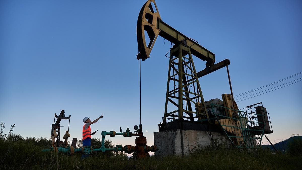 Sanksiya xəbərləri ilə Brent markalı neft 3,5% bahalaşaraq barreli 64,79 dollar olub.
