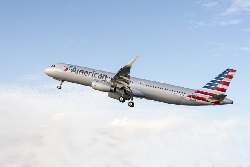 American Airlines üçüncü rübdə xalis zərərini azaltdı və rekord gəlir əldə etdi