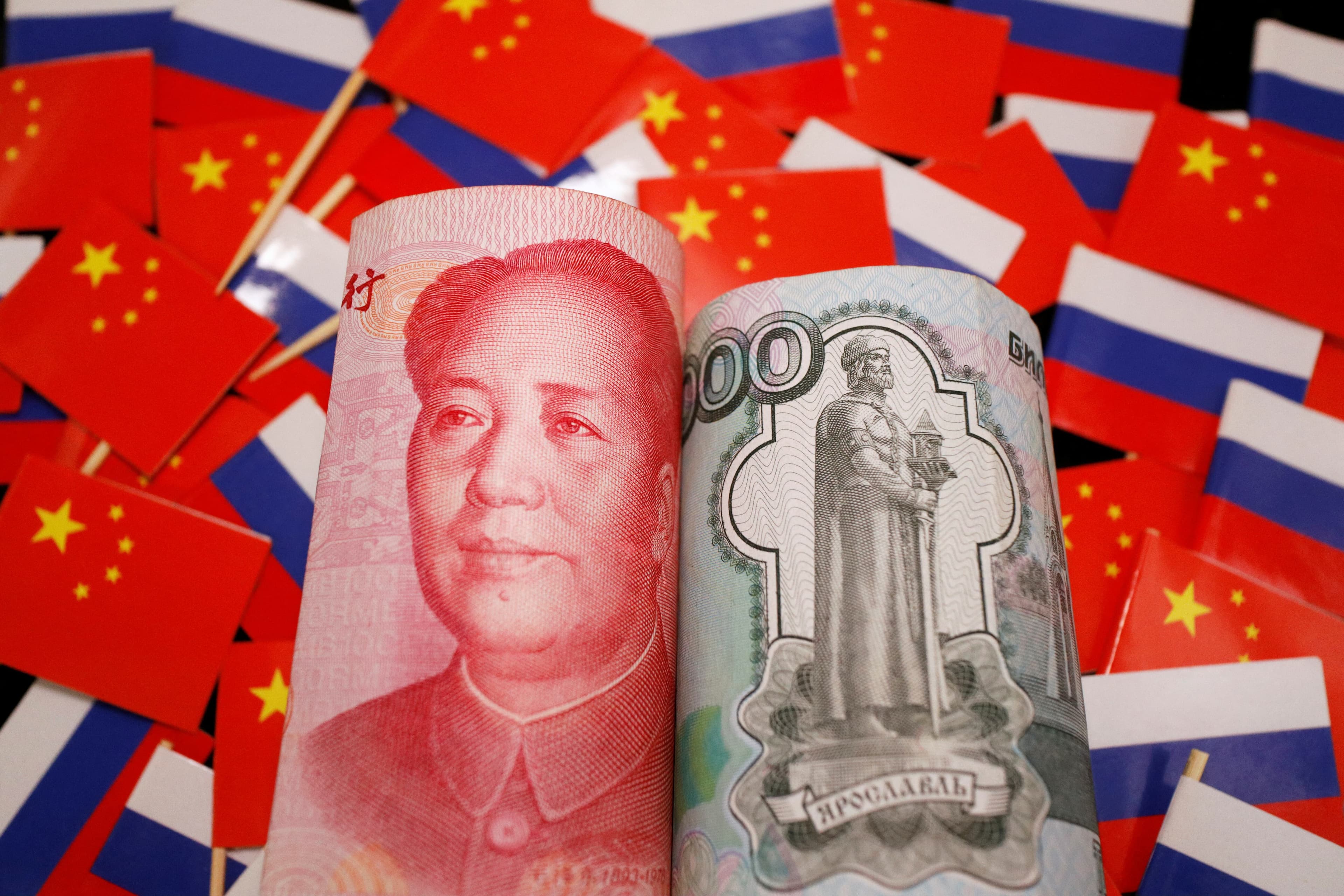 Rubl vergi təzyiqindən sonra zəifləyir, yuan isə möhkəmlənir