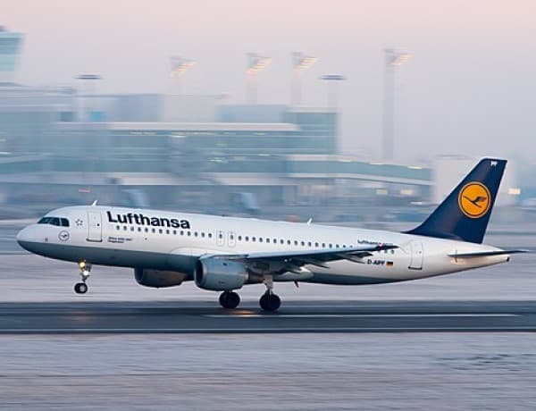 Lufthansa-nın rüblük xalis mənfəəti azalıb, gəlir isə artıb.
