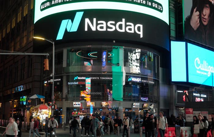 Cümə günü S&P 500 və Dow Jones indeksləri yüksəlib, Nasdaq isə düşüb.
