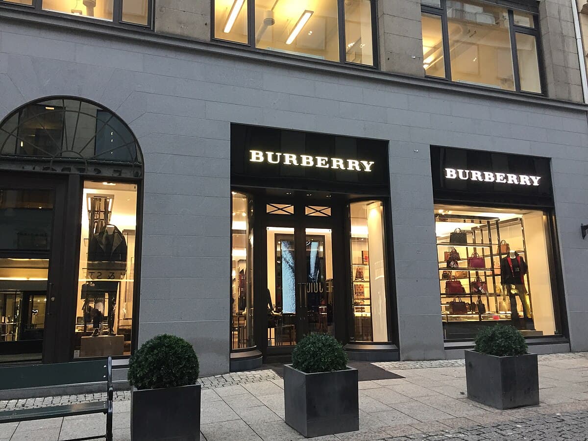 Burberry-nin gəlirləri ilin ilk yarısında 5% azalıb