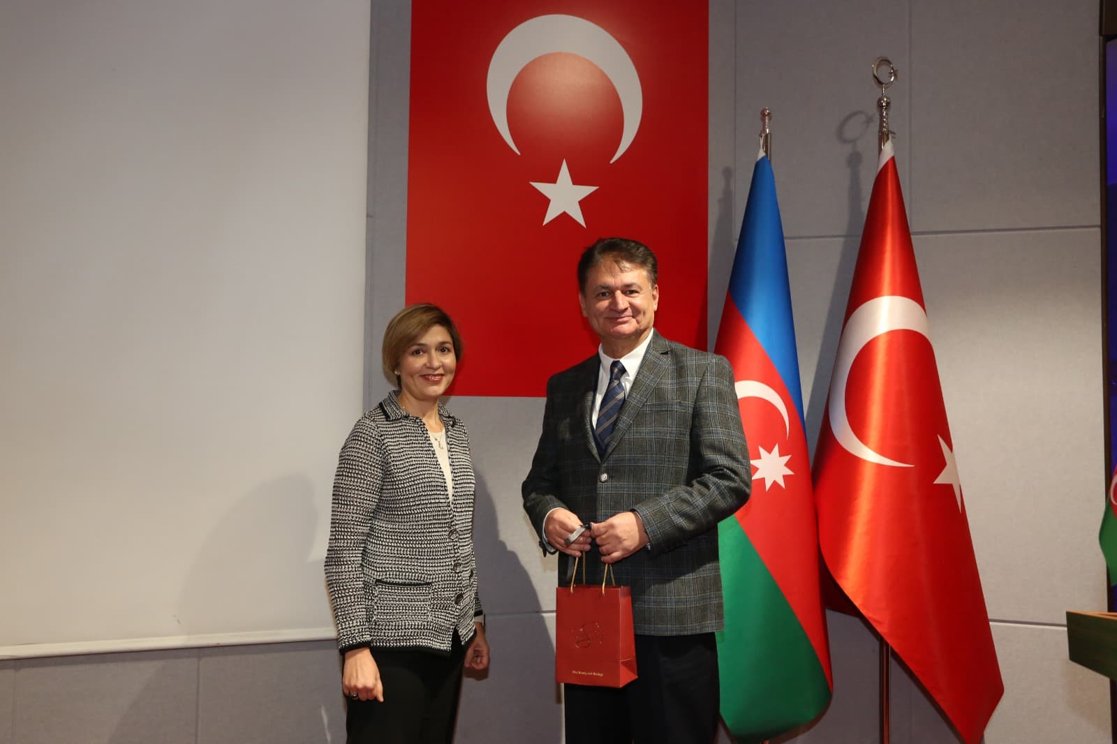 Qərbi Azərbaycana dair "Taşları Toplama Zamanı" kitabı Ankarada təqdim edildi