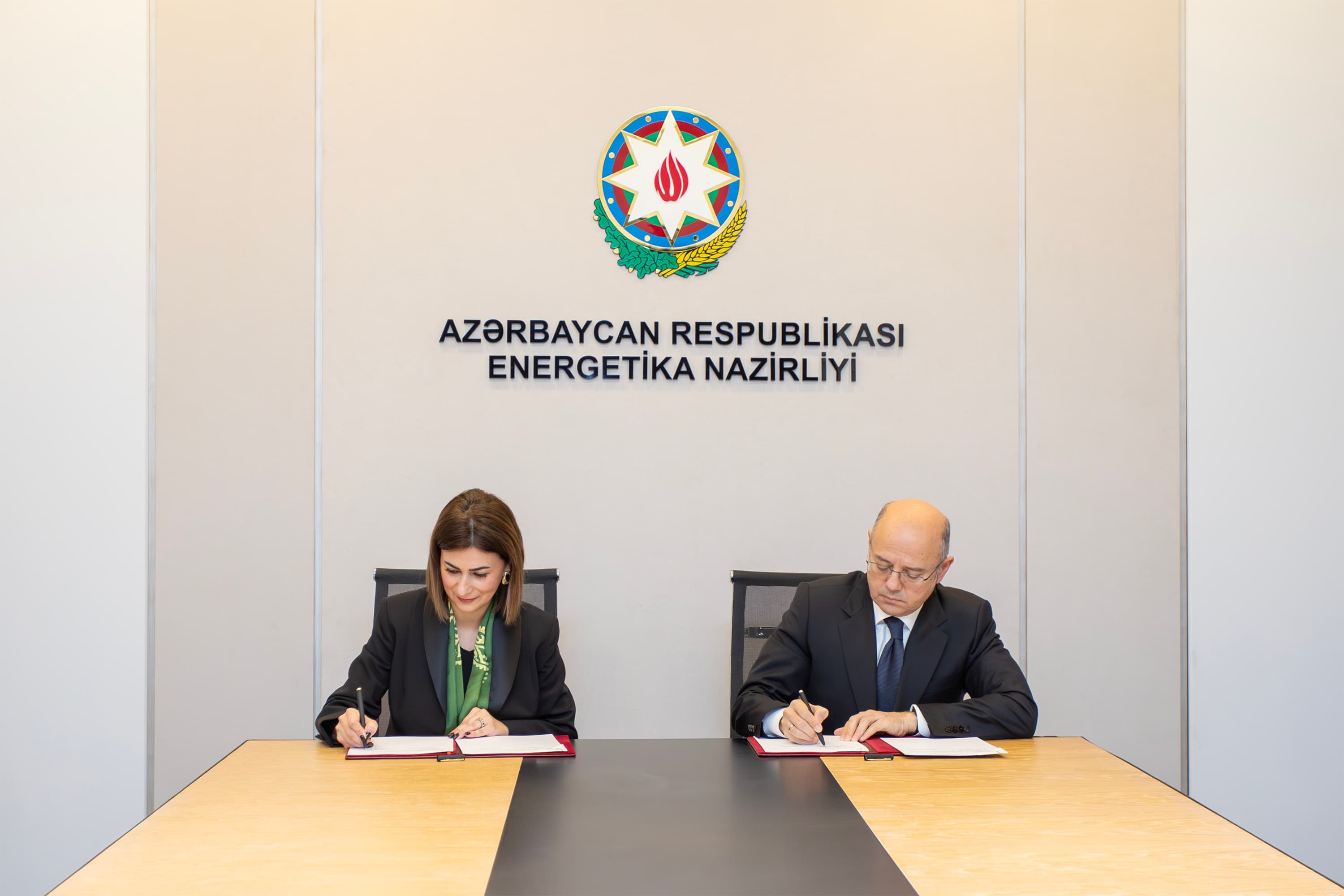 İqtisadi Əməkdaşlıq Təşkilatının Təmiz Enerji Mərkəzi ilə Ev Sahibi Ölkə Sazişi imzalanıb