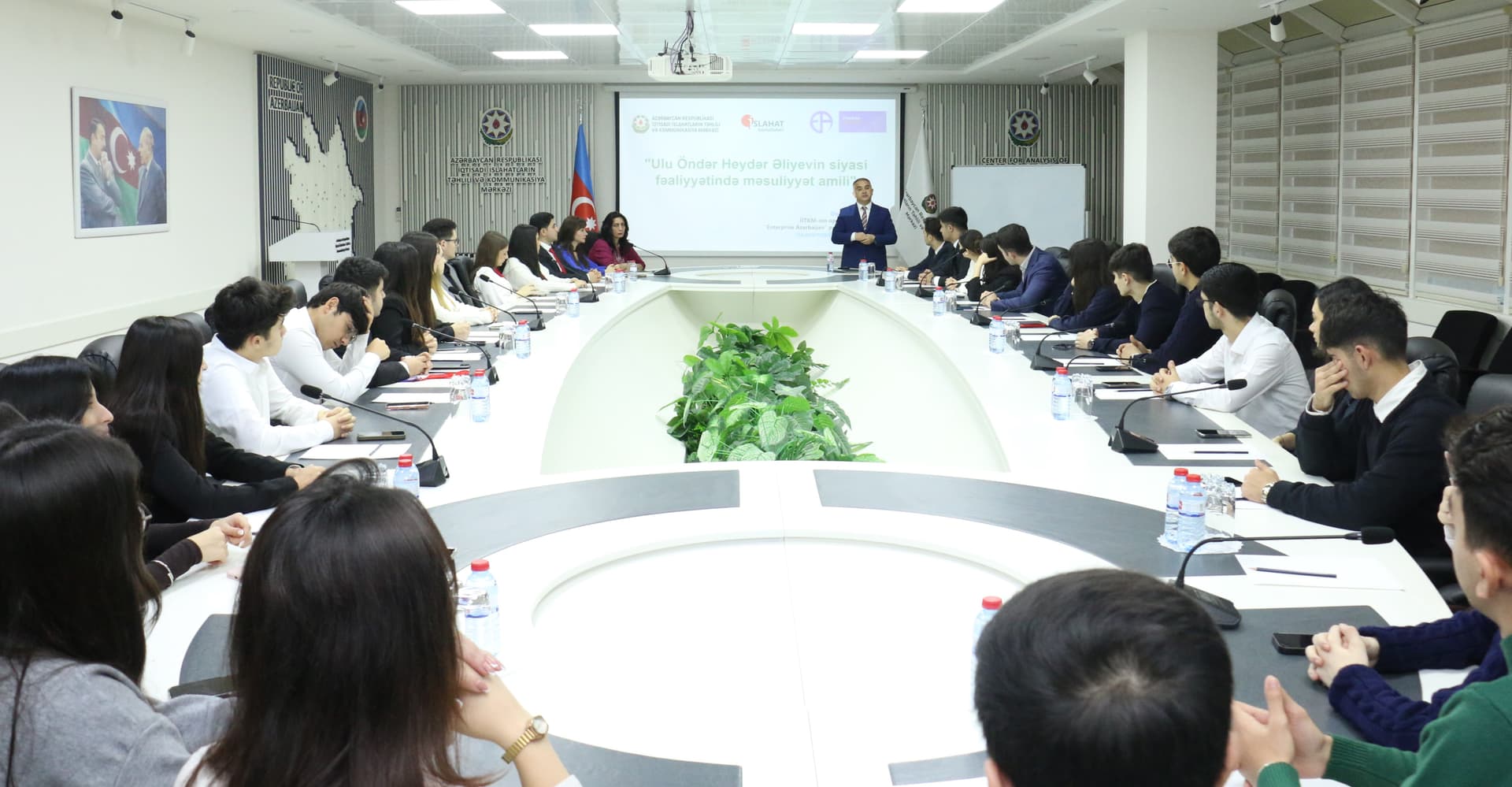 İİTKM-də Ulu Öndər Heydər Əliyevin anım gününə həsr olunmuş seminar keçirilib