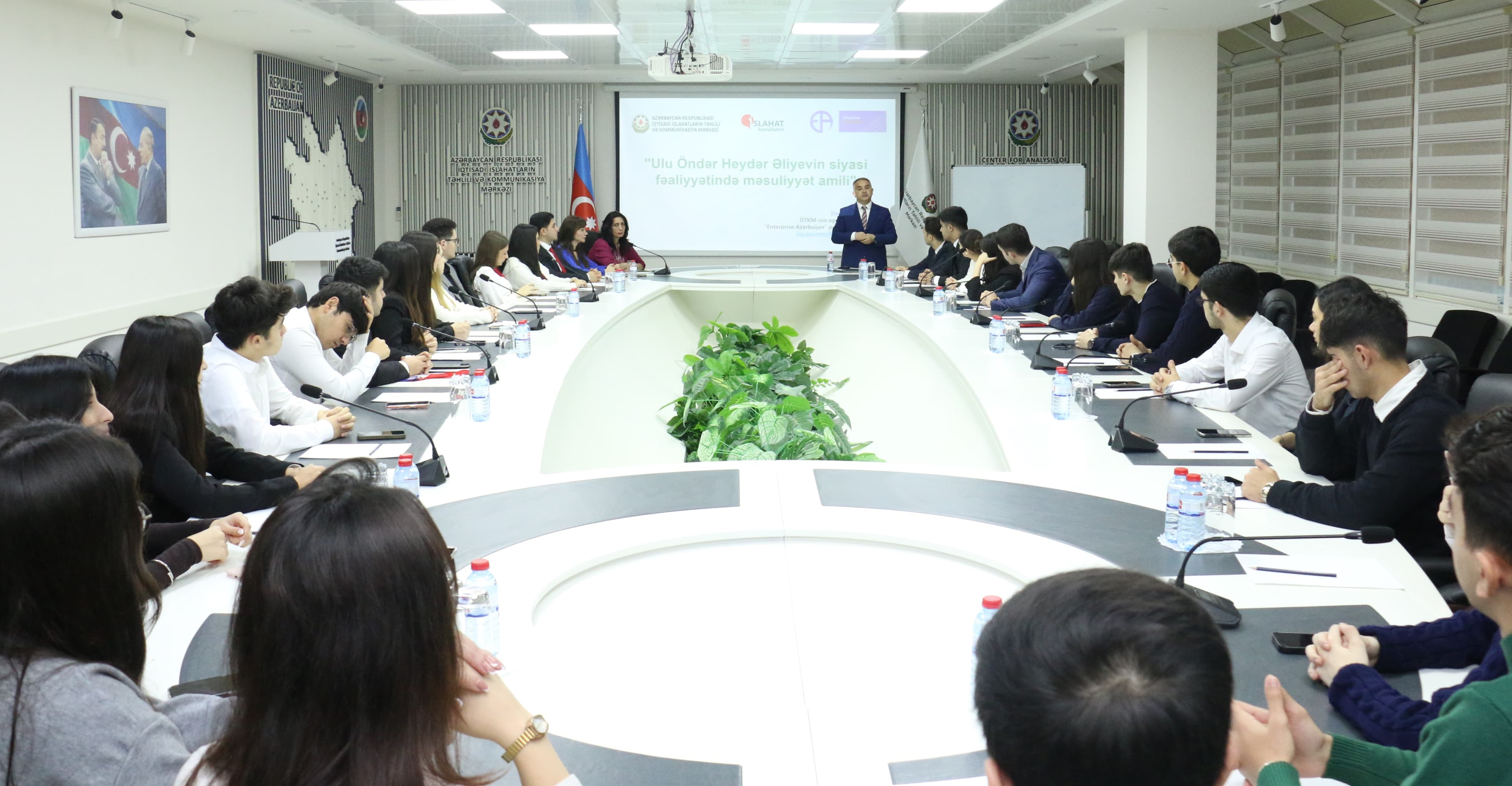 İİTKM-də Ulu Öndər Heydər Əliyevin anım gününə həsr olunmuş seminar keçirilib