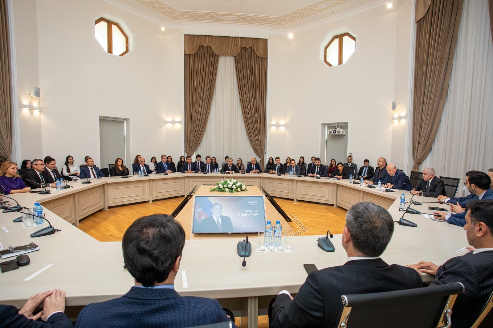 Energetika Nazirliyində Ulu Öndər Heydər Əliyevin xatirəsinə həsr olunmuş anım tədbiri keçirilib