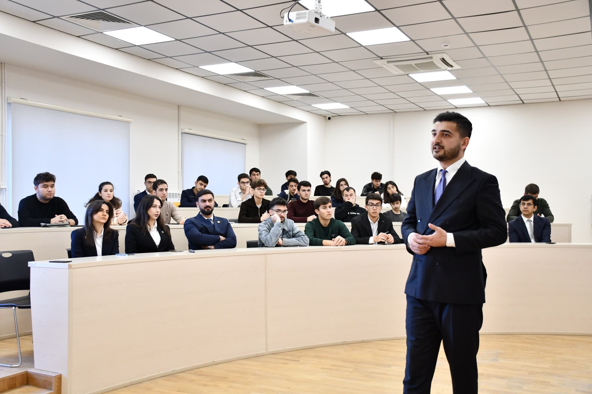 Bakı Fond Birjasının nümayəndələri Qarabağ Universitetində tələbələrlə görüş keçirib