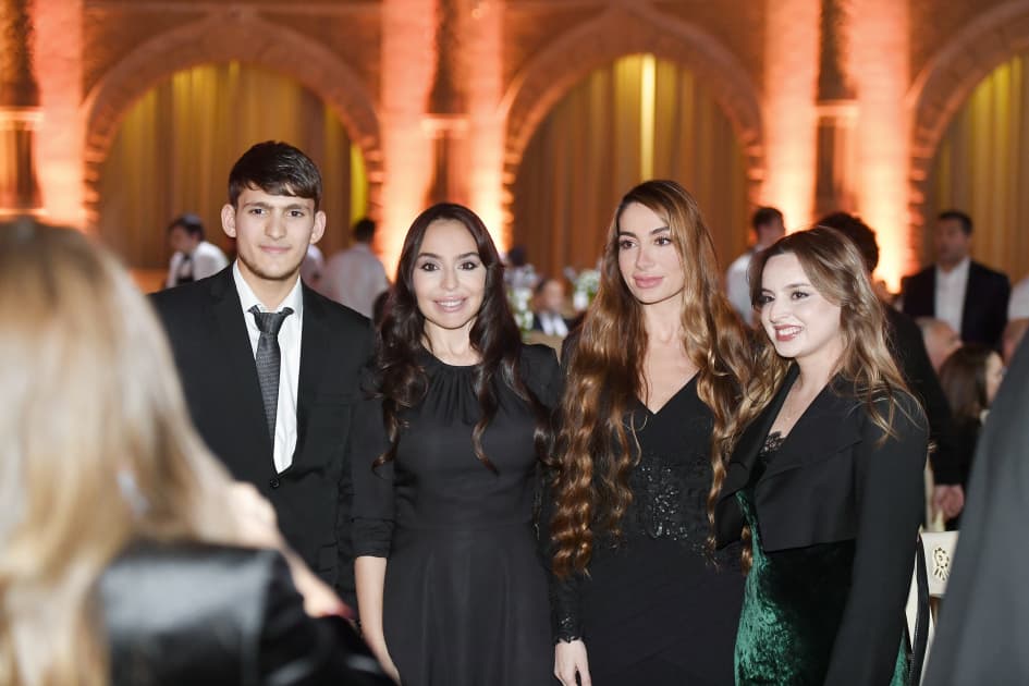 Heydər Əliyev Fondunun vitse-prezidenti Leyla Əliyeva və Bakı Media Mərkəzinin rəhbəri Arzu Əliyeva ilin idman yekunları ilə bağlı qala mərasimində iştirak ediblər
