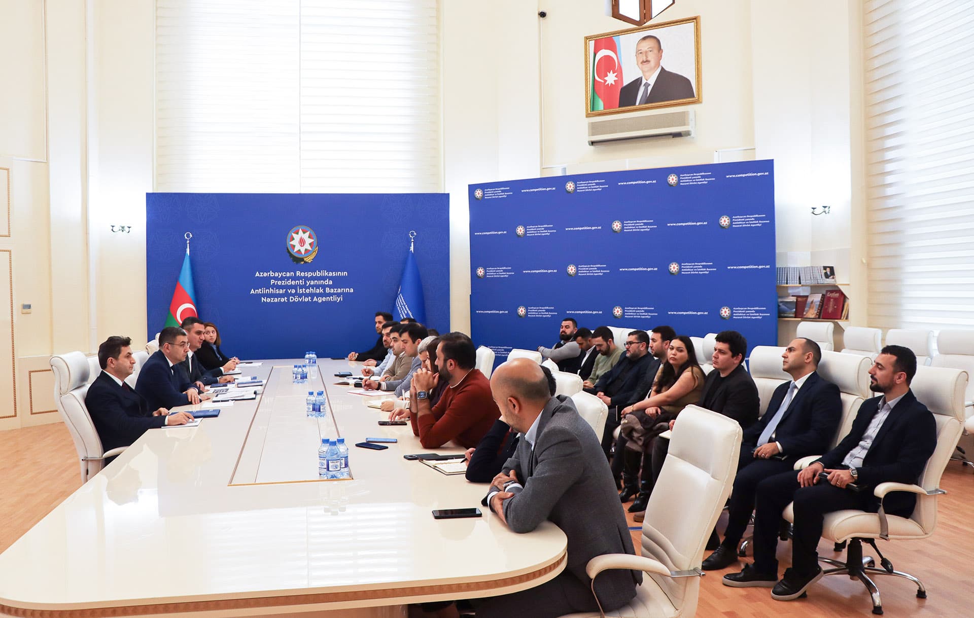 Agentlik məişət texnikası satan sahibkarlarla görüş keçirdi
