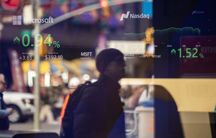 ABŞ fond bazarları əsasən gerilədi: investorlar FED-in qərarlarını və şirkət hesabatlarını qiymətləndirir