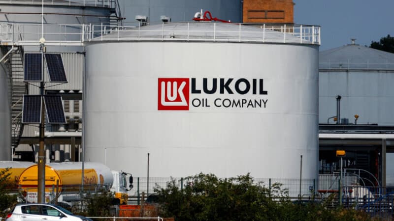 LUKOIL beynəlxalq aktivlərini satmaq üçün Carlyle ilə razılığa gəldi