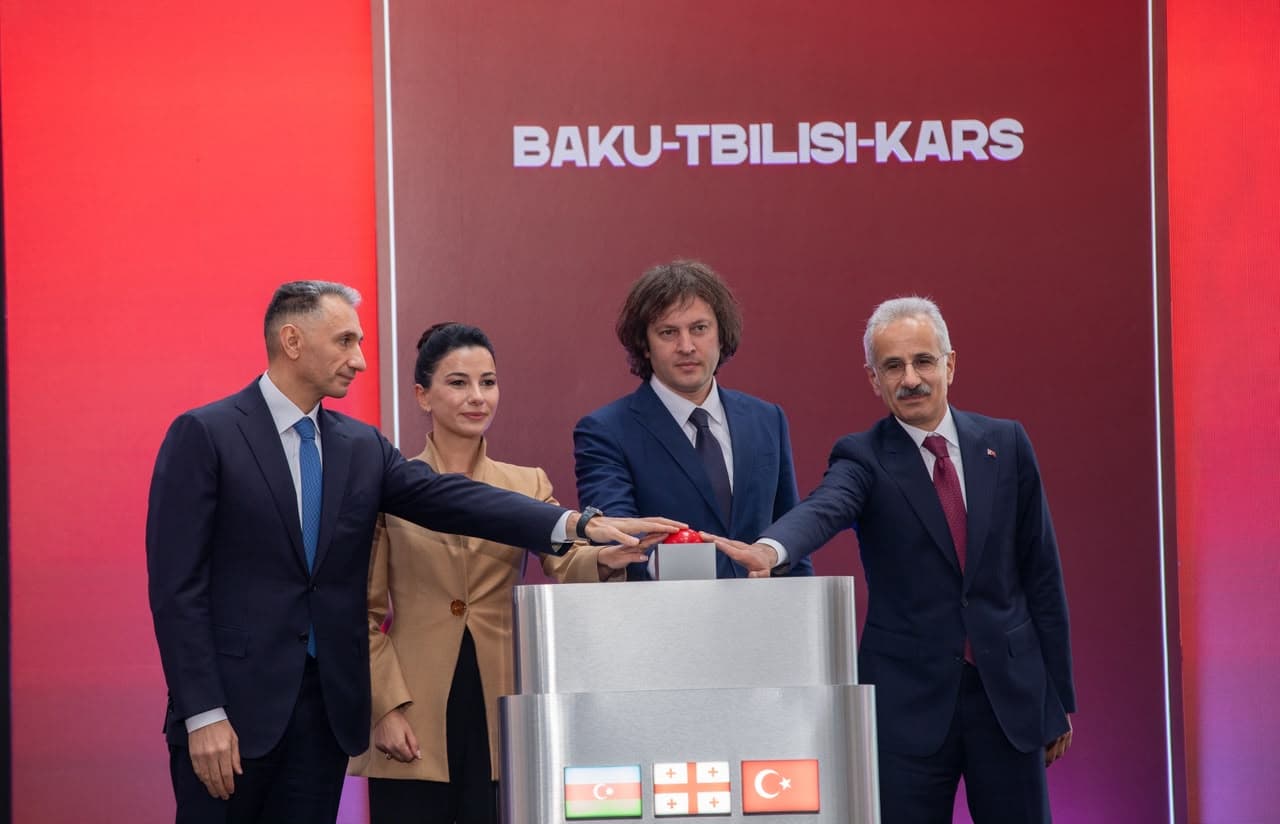 Bakı–Tbilisi–Qars dəmir yolu yenidən istifadəyə verildi: illik yükdaşıma 5 milyon tona çatdı Bakı–Tbilisi–Qars dəmir yolu yenidən istifadəyə verildi: illik yükdaşıma 5 milyon tona çatdı