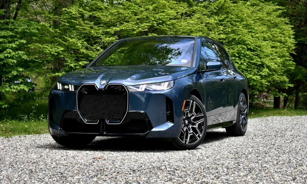 BMW iX M70 xDrive elektrikli avtomobil seqmentində yeni imkanlar təqdim edir BMW iX M70 xDrive elektrikli avtomobil seqmentində yeni imkanlar təqdim edir