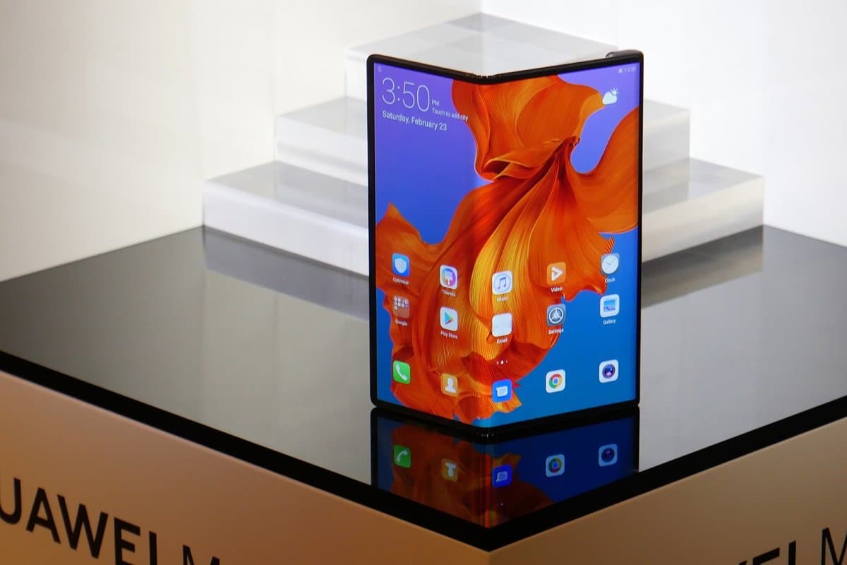 Huawei şirkətinin patentində yeni qatlana bilən smartfonun dizaynı ortaya çıxıb Huawei şirkətinin patentində yeni qatlana bilən smartfonun dizaynı ortaya çıxıb