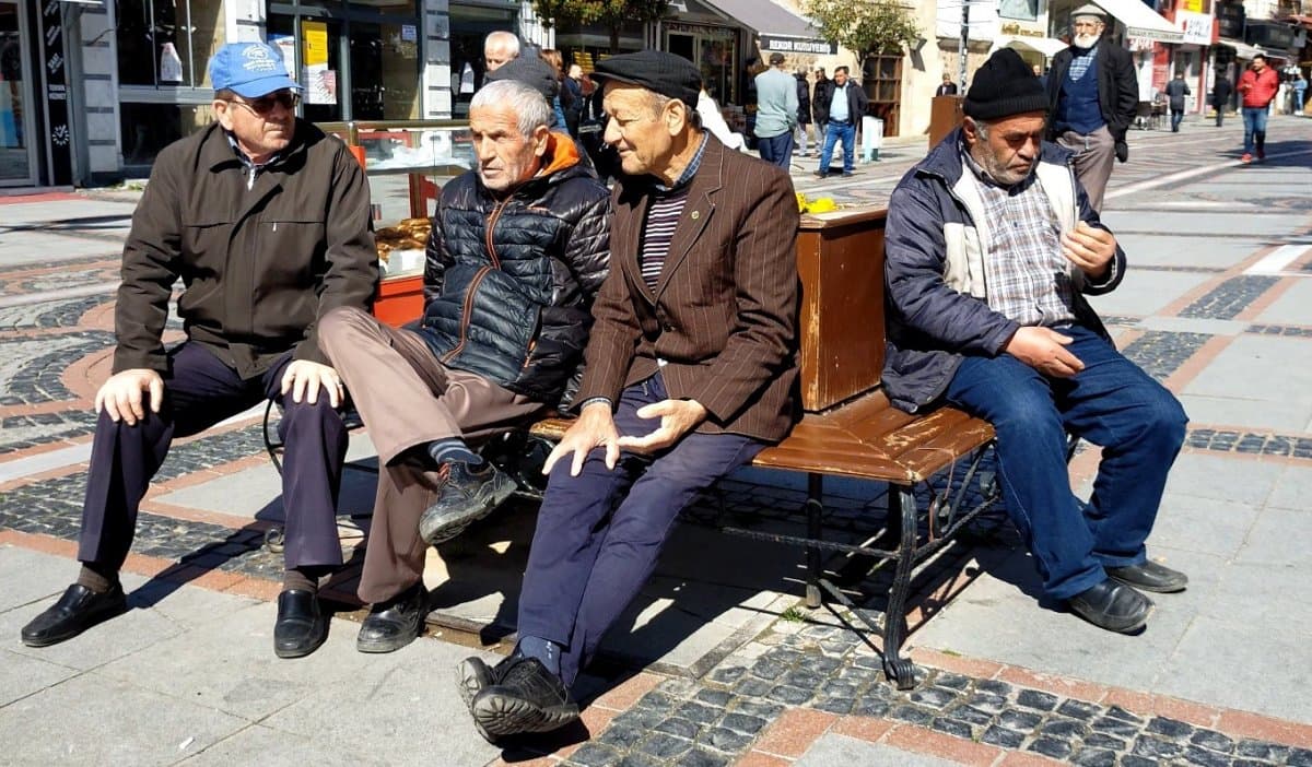 65 yaşdan yuxarı şəxslərə evdən çıxmamaq tövsiyyə olunur 65 yaşdan yuxarı şəxslərə evdən çıxmamaq tövsiyyə olunur