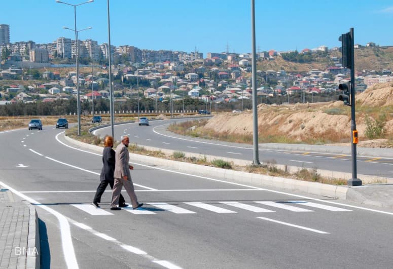 Bakıda daha bir yolda piyada keçidi təşkil olunub Bakıda daha bir yolda piyada keçidi təşkil olunub