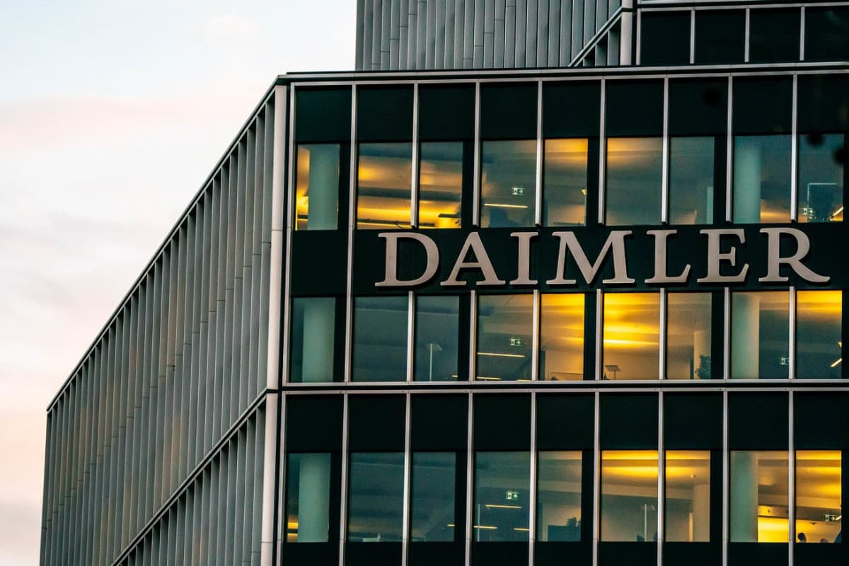 Daimler Avropadakı avtosalon və servis mərkəzlərinin bir qismini satmaq niyyətindədir Daimler Avropadakı avtosalon və servis mərkəzlərinin bir qismini satmaq niyyətindədir