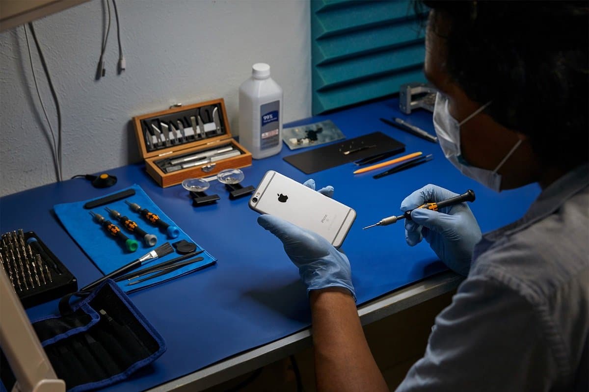 iPhone-nun fərdi şəkildə təmirinin çox qəliz və sərf etməyən bir proses olduğu məlum olub iPhone-nun fərdi şəkildə təmirinin çox qəliz və sərf etməyən bir proses olduğu məlum olub