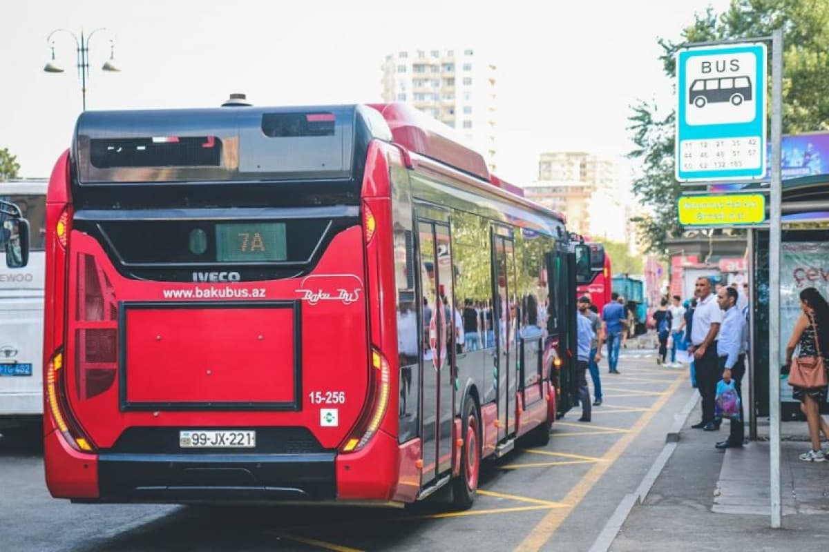 3-cü mikrorayon istiqamətində avtobuslar uzunmüddətli gecikmə ilə hərəkət edir 3-cü mikrorayon istiqamətində avtobuslar uzunmüddətli gecikmə ilə hərəkət edir