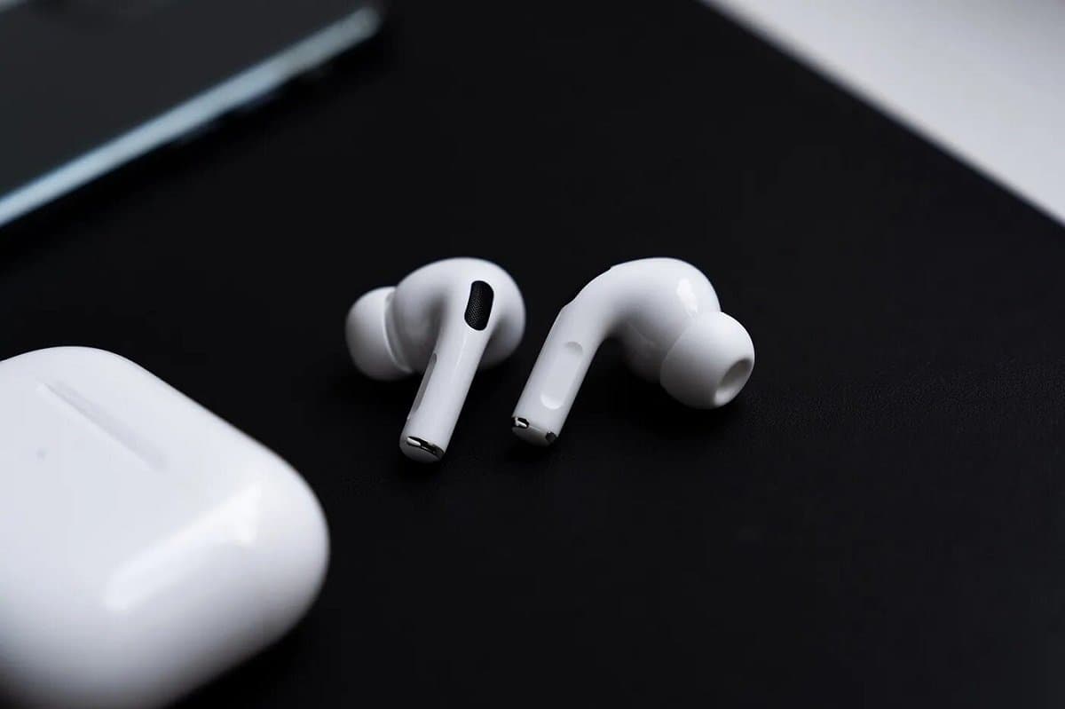 Apple AirPods Pro 2 qulaqlıqlarının render fotoları və yeni məlumatları təqdim edilib Apple AirPods Pro 2 qulaqlıqlarının render fotoları və yeni məlumatları təqdim edilib