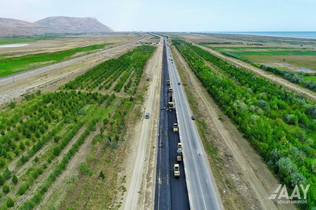 Bakı-Quba yoluna yeni asfalt-beton örtüyü döşənir Bakı-Quba yoluna yeni asfalt-beton örtüyü döşənir