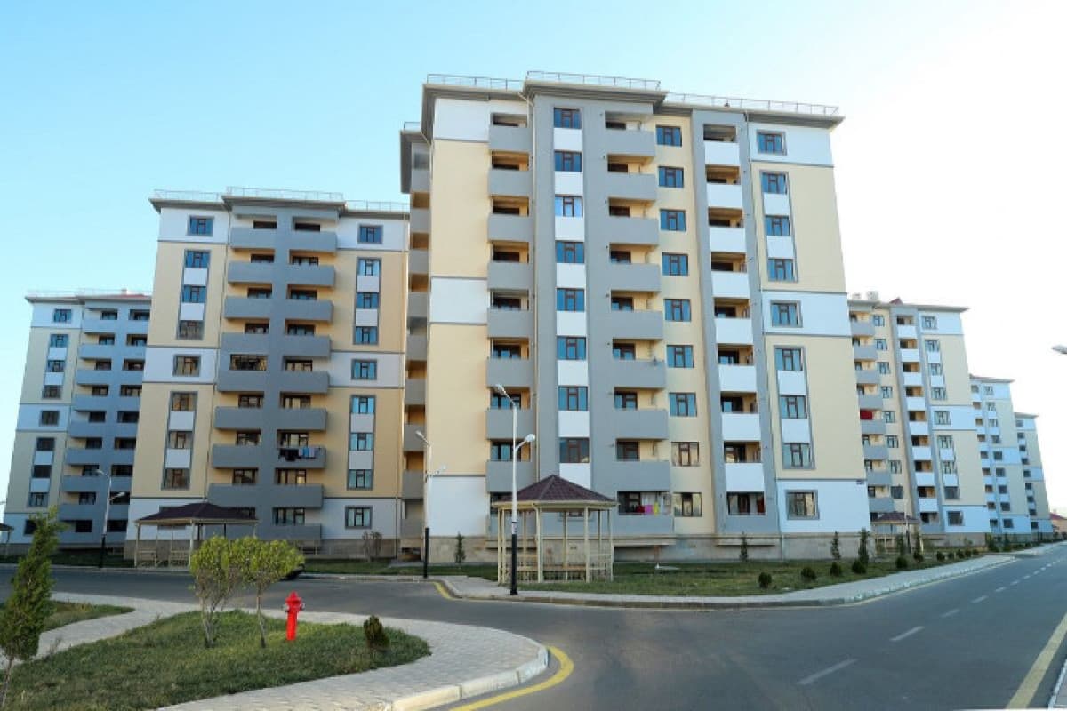 Qaçqınkomun sifarişi ilə tikilmiş binalardakı mənzillərin satış qaydası müəyyənləşib Qaçqınkomun sifarişi ilə tikilmiş binalardakı mənzillərin satış qaydası müəyyənləşib