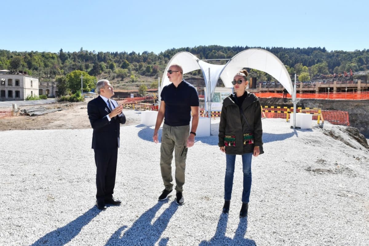 Prezident və birinci xanım Şuşada 1 saylı tam orta məktəbin tikintisi ilə tanış olublar Prezident və birinci xanım Şuşada 1 saylı tam orta məktəbin tikintisi ilə tanış olublar
