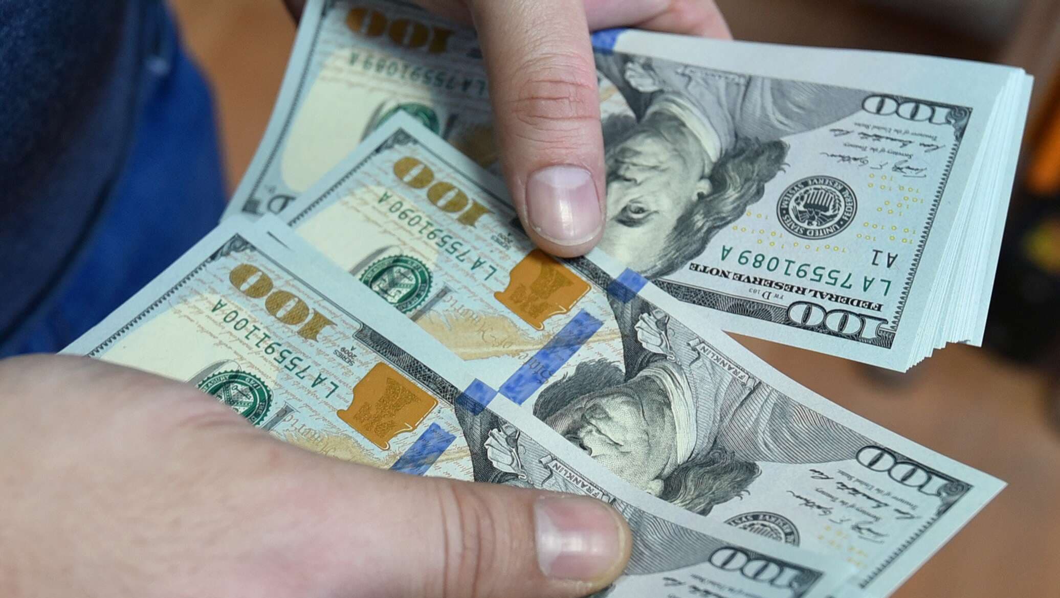 Deputat: Təklif edirəm, hər ailəyə 200 dollar verilsin Deputat: Təklif edirəm, hər ailəyə 200 dollar verilsin