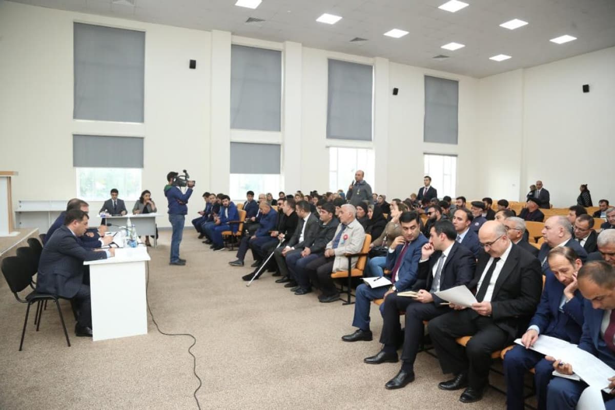 Niyazi Bayramov şəhid ailələri və qazilərlə görüşüb Niyazi Bayramov şəhid ailələri və qazilərlə görüşüb
