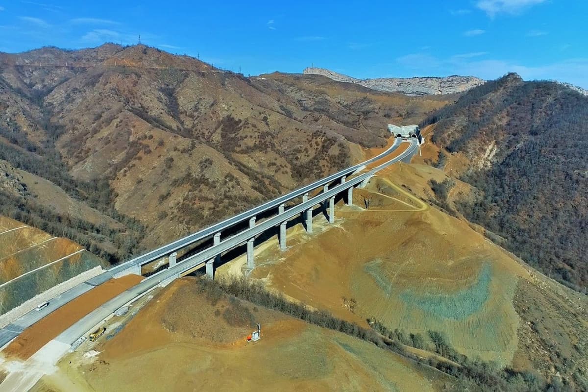Əhmədbəyli-Füzuli-Şuşa yolunda 3 viaduk və 3 tunelin tikintisi üzrə əsas işlər yekunlaşıb Əhmədbəyli-Füzuli-Şuşa yolunda 3 viaduk və 3 tunelin tikintisi üzrə əsas işlər yekunlaşıb