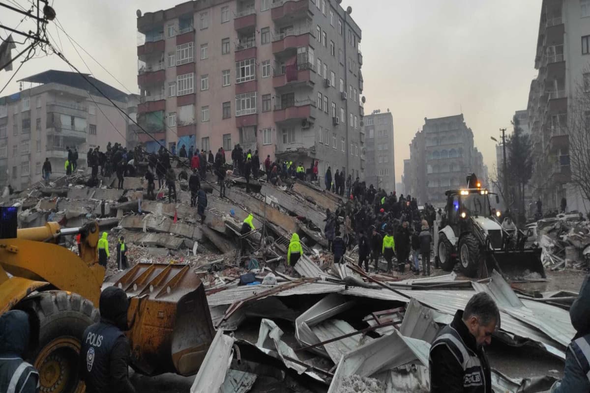 Türkiyədə zəlzələ bölgəsində 79 min nəfərlik heyət çalışır Türkiyədə zəlzələ bölgəsində 79 min nəfərlik heyət çalışır
