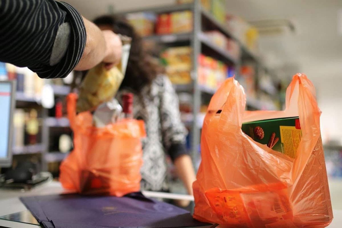 Azərbaycanda marketlərdə polietilen torbaların pulla satışına başlanıb - FOTO Azərbaycanda marketlərdə polietilen torbaların pulla satışına başlanıb - FOTO