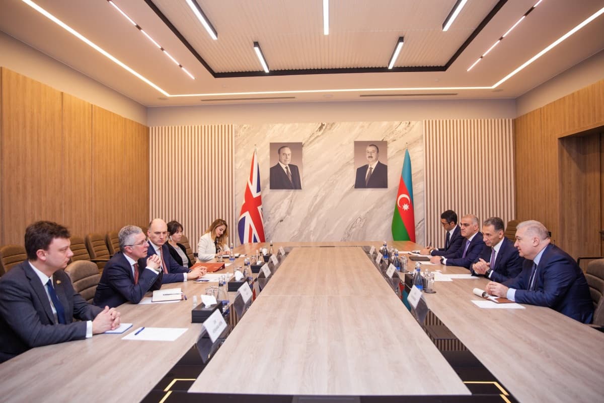 Azərbaycanla Britaniya arasında avtomobil daşımaları haqqında saziş imzalanıb Azərbaycanla Britaniya arasında avtomobil daşımaları haqqında saziş imzalanıb