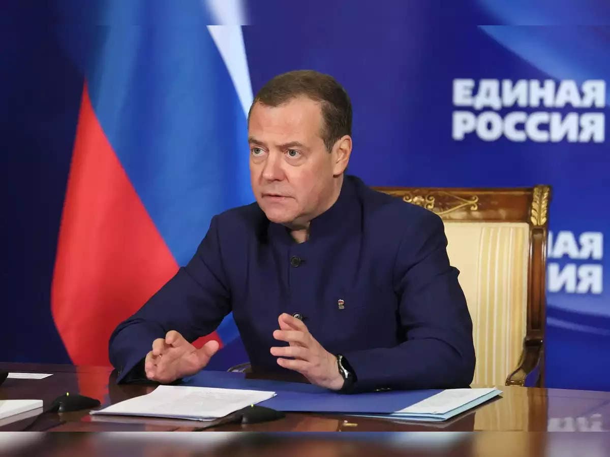 Rusiya Aİ ölkələri ilə diplomatik əlaqələri müvəqqəti olaraq dayandırmalıdır - Medvedev Rusiya Aİ ölkələri ilə diplomatik əlaqələri müvəqqəti olaraq dayandırmalıdır - Medvedev