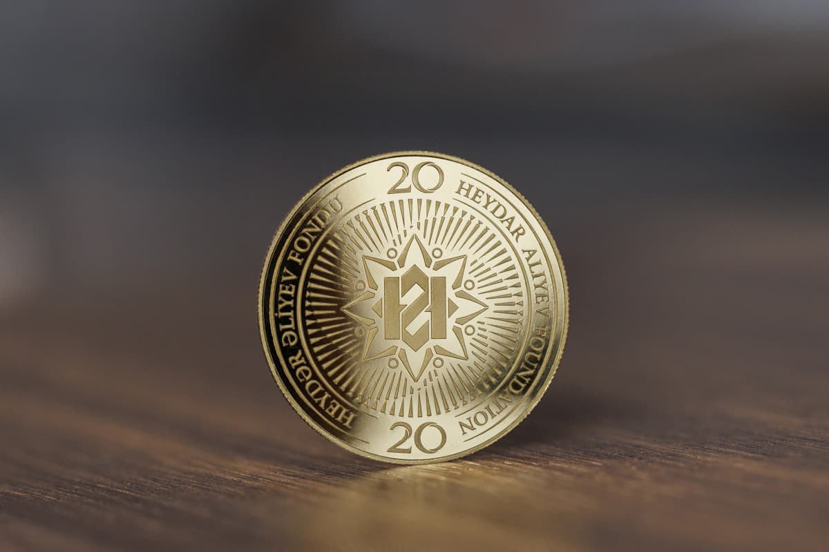 “AzerGold”dun yeni qızıl sikkəsi Heydər Əliyev Fondunun 20 illiyinə həsr olunub “AzerGold”dun yeni qızıl sikkəsi Heydər Əliyev Fondunun 20 illiyinə həsr olunub