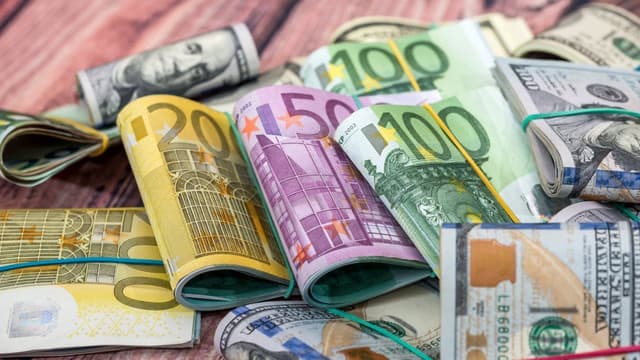 Azərbaycanın regionlarında xarici valyutada əmanətlərin bölüşdürülməsi: Faiz dərəcələri və məbləğlər Azərbaycanın regionlarında xarici valyutada əmanətlərin bölüşdürülməsi: Faiz dərəcələri və məbləğlər