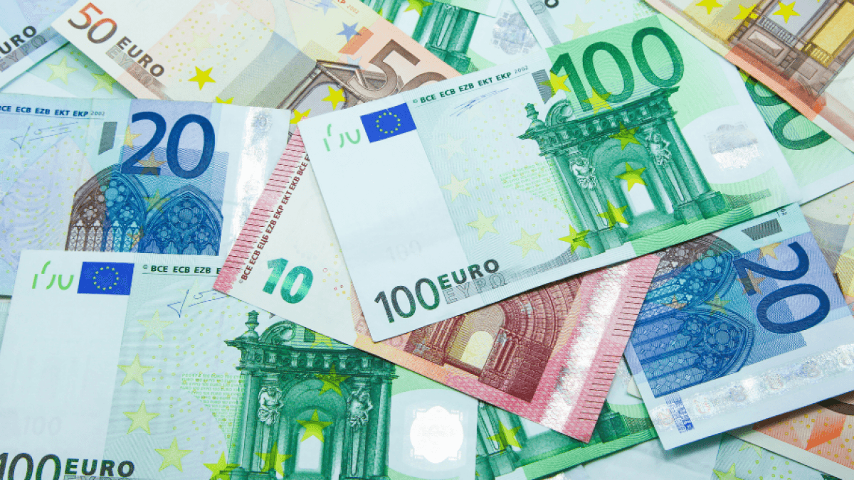 Azərbaycanda bankların avro əməliyyatları azalıb Azərbaycanda bankların avro əməliyyatları azalıb