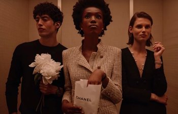 Chanel özünün yeni reklam çarxında Aya lift qaldırdı – Video