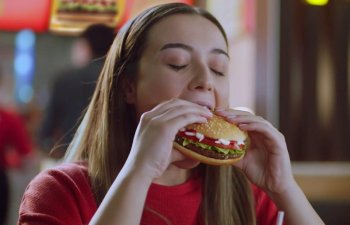 “McDonald’s” Türkiyə məhsulunu belə reklam etdi - Video