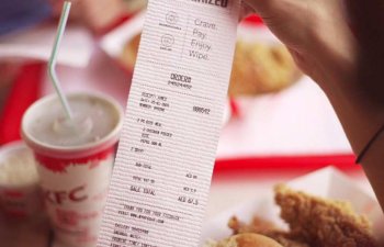 KFC-dən salfet kimi istifadə edilən çeklər – Video
