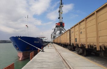 Çindən Türkiyəyə gedən yük qatarı Bakı limanından keçib
